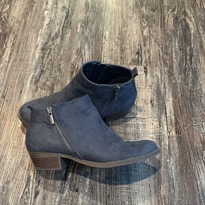 Carlos 7.5 women’s booties